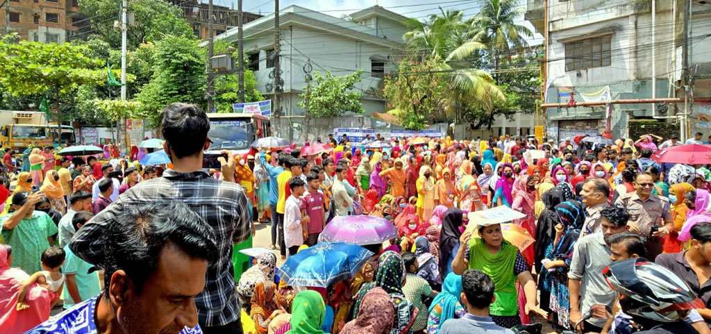 কারখানা বিক্রির খবর: পাওনা দাবিতে শ্রমিকদের রাস্তা অবরোধ করে বিক্ষোভ