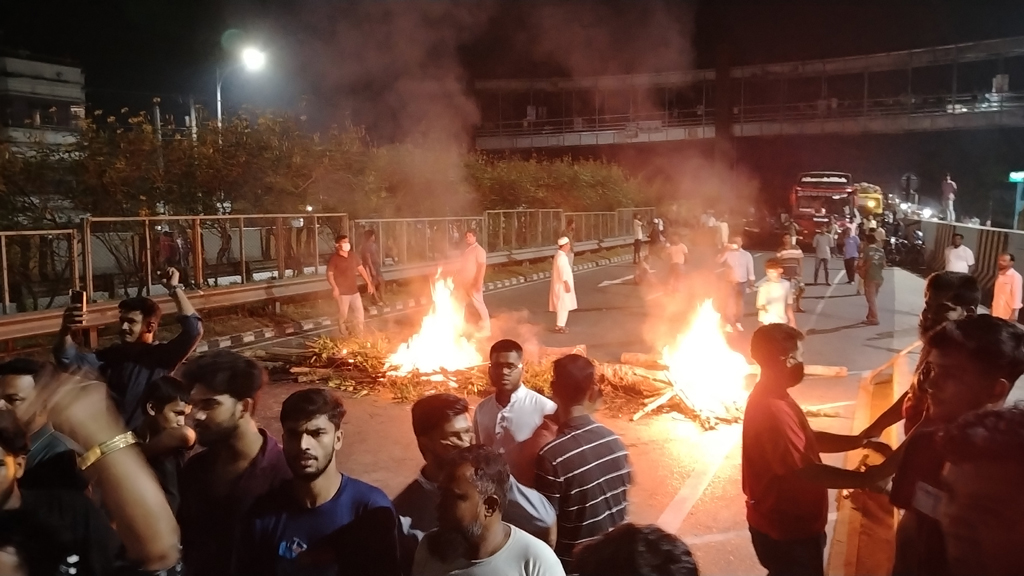 বিএনপির মনোনয়ন না পাওয়ায় শিবচরে ঢাকা-ভাঙ্গা এক্সপ্রেসওয়ে অবরোধ করে বিক্ষোভ