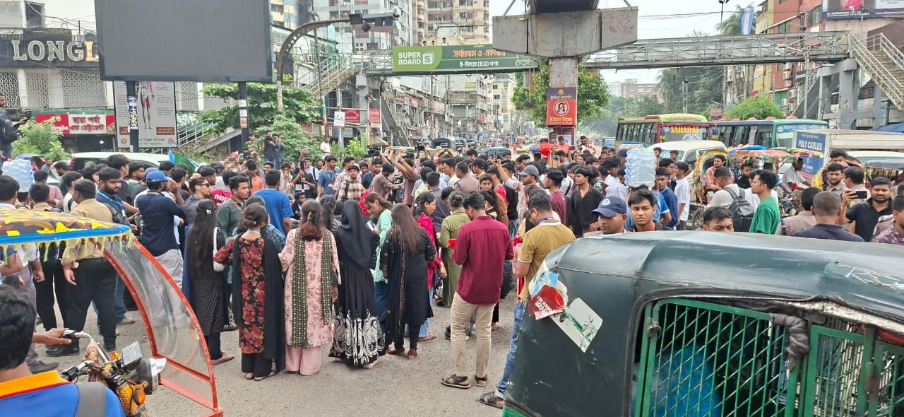 শিক্ষামন্ত্রীর পদত্যাগসহ তিন দাবিতে সায়েন্সল্যাব অবরোধ শিক্ষার্থীদের