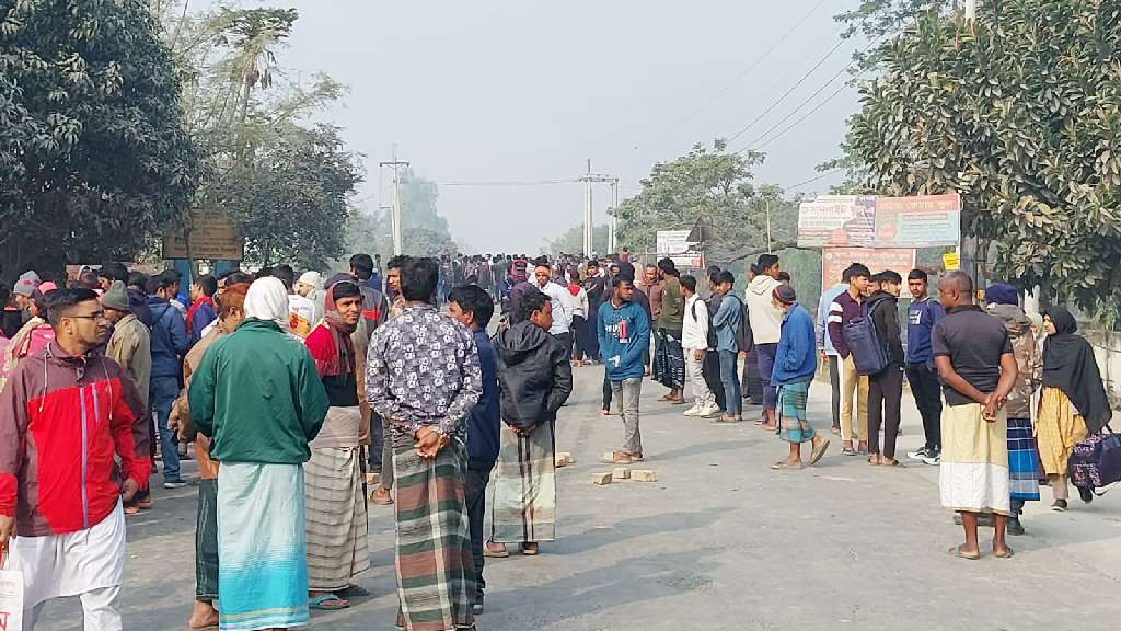 দিনাজপুরে বাসচাপায় শিশু নিহত, রংপুর-পঞ্চগড় মহাসড়ক অবরোধ