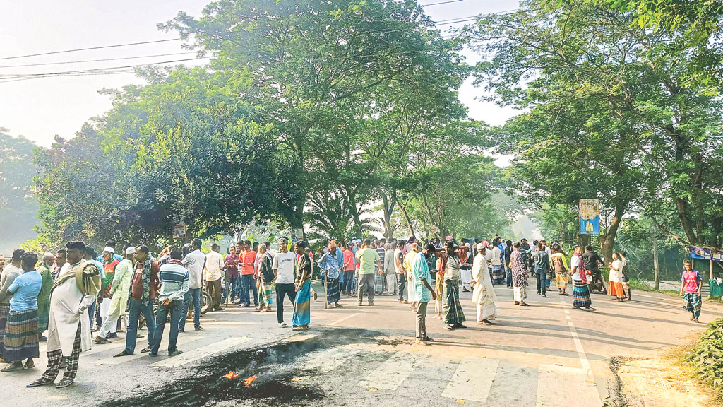 আ.লীগের কর্মসূচি: ঢাকার বাইরে পুড়ল বাস-ট্রাক