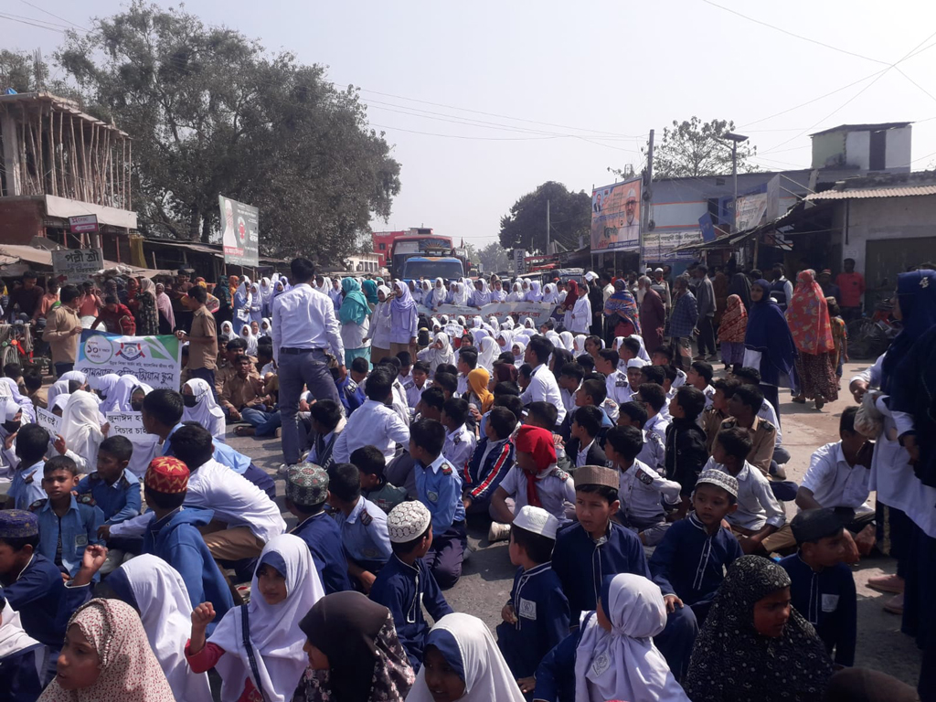 দিনাজপুরে বাসের ধাক্কায় স্কুলছাত্র নিহত, মহাসড়ক অবরোধ