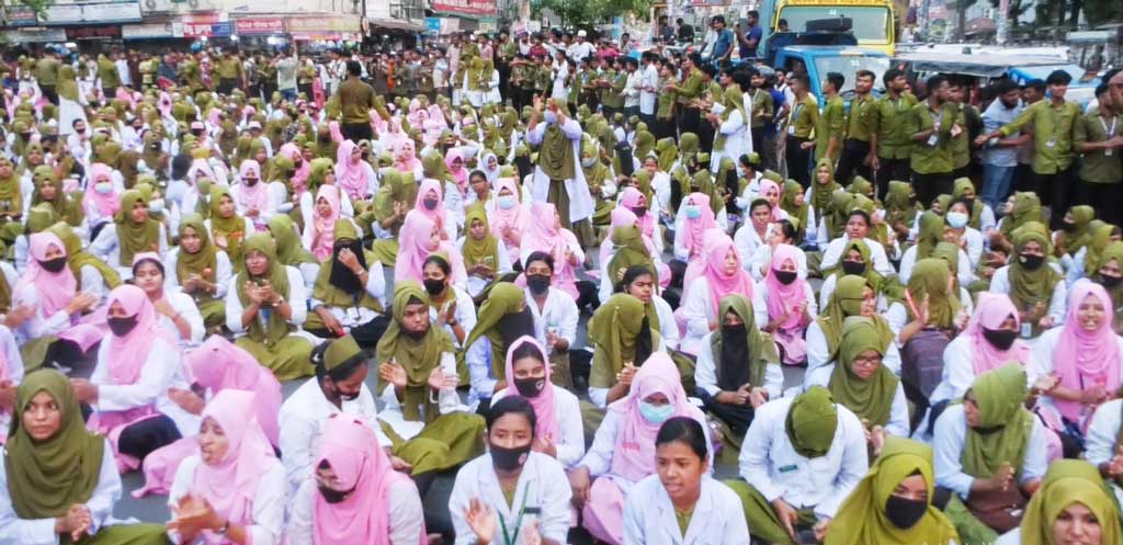 রংপুর-দিনাজপুর মহাসড়ক অবরোধ করে নার্সিং শিক্ষার্থীদের বিক্ষোভ