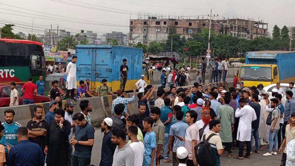 গোপালগঞ্জে হামলার প্রতিবাদে ঢাকা-চট্টগ্রাম মহাসড়ক অবরোধ এনসিপি নেতা-কর্মীদের