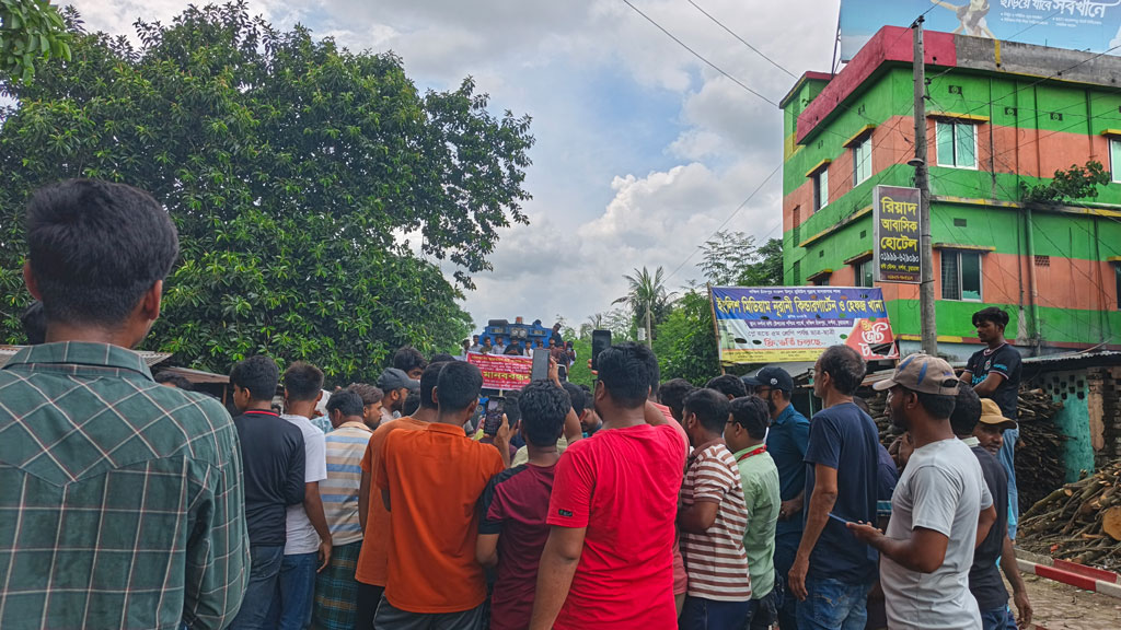 যাত্রাবিরতির দাবিতে দর্শনায় ট্রেন আটকে মানববন্ধন