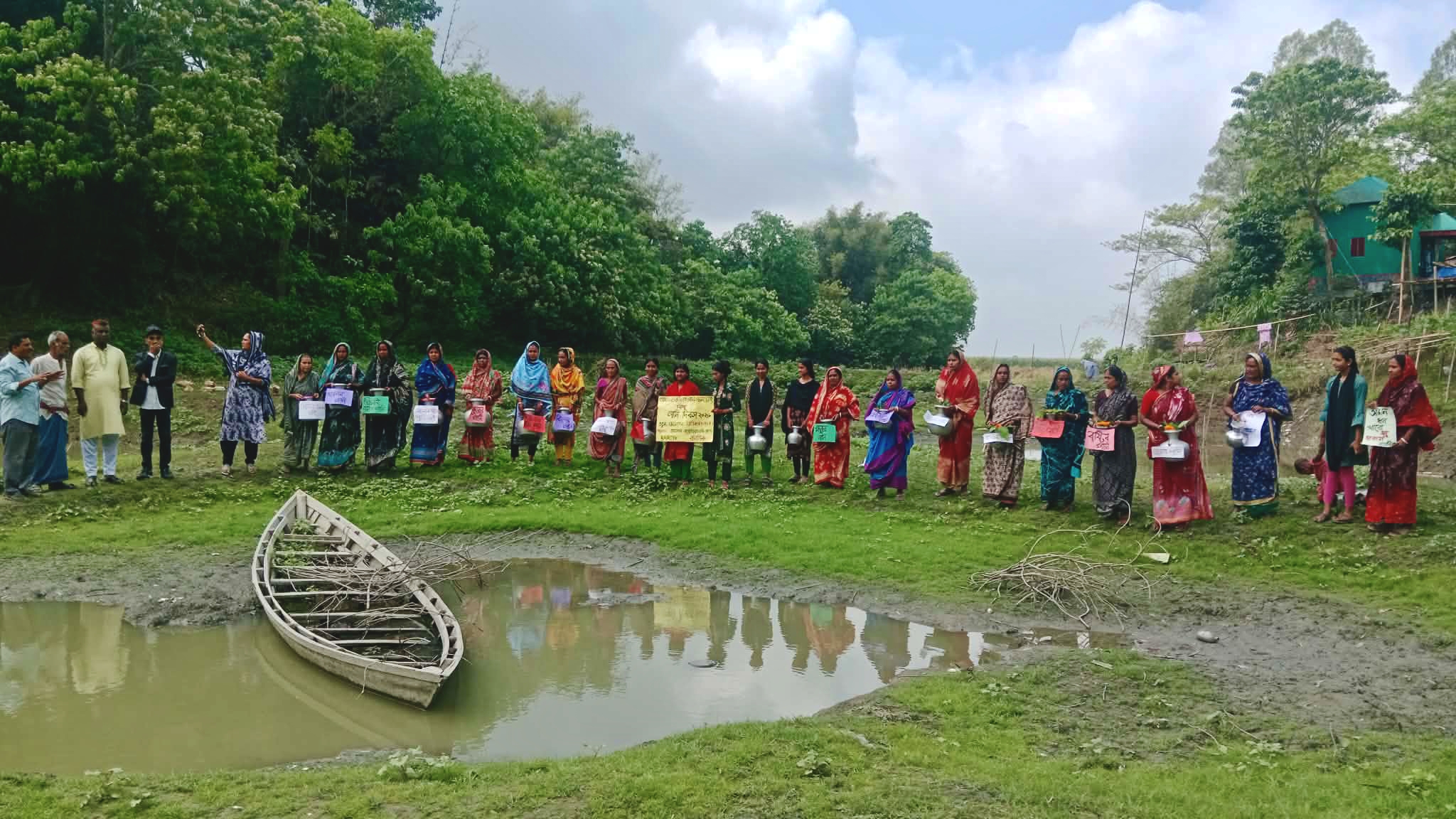 মানিকগঞ্জে ভূগর্ভস্থ পানির চাপ কমানোর দাবিতে কিষানিদের মানববন্ধন