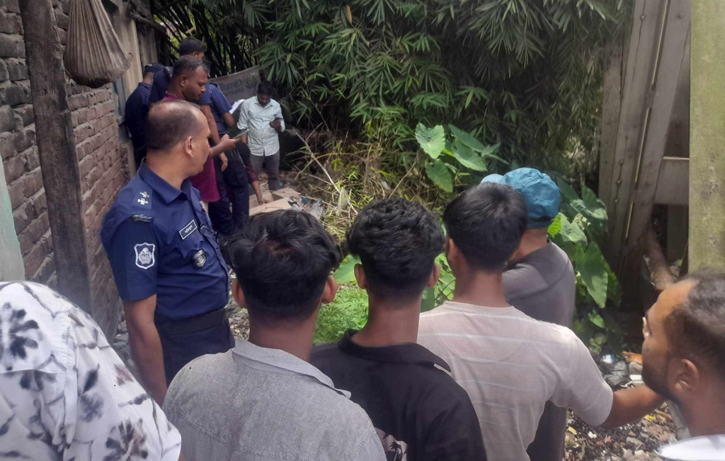 আবর্জনায় পড়েছিল কার্টন, ভেতরে মৃত নবজাতক