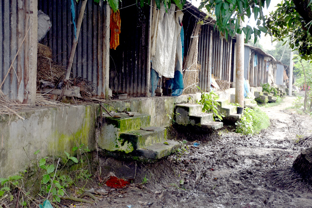 বালিয়াকান্দির আবাসন প্রকল্পে অস্বাস্থ্যকর পরিবেশ, দুর্ভোগে বাসিন্দারা