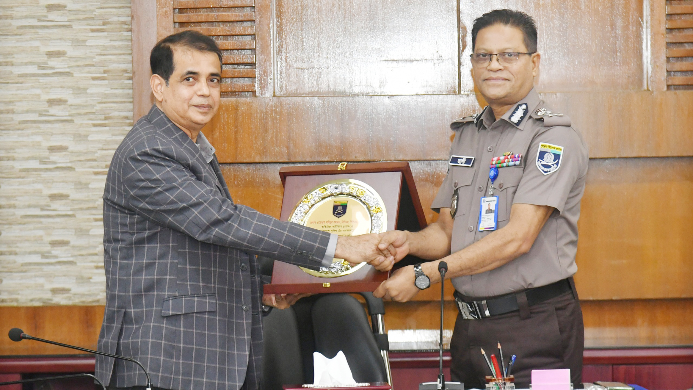 অবসরে গেলেন র্যাব মহাপরিচালক শহিদুর রহমান এবং এসবি প্রধান গোলাম রসুল