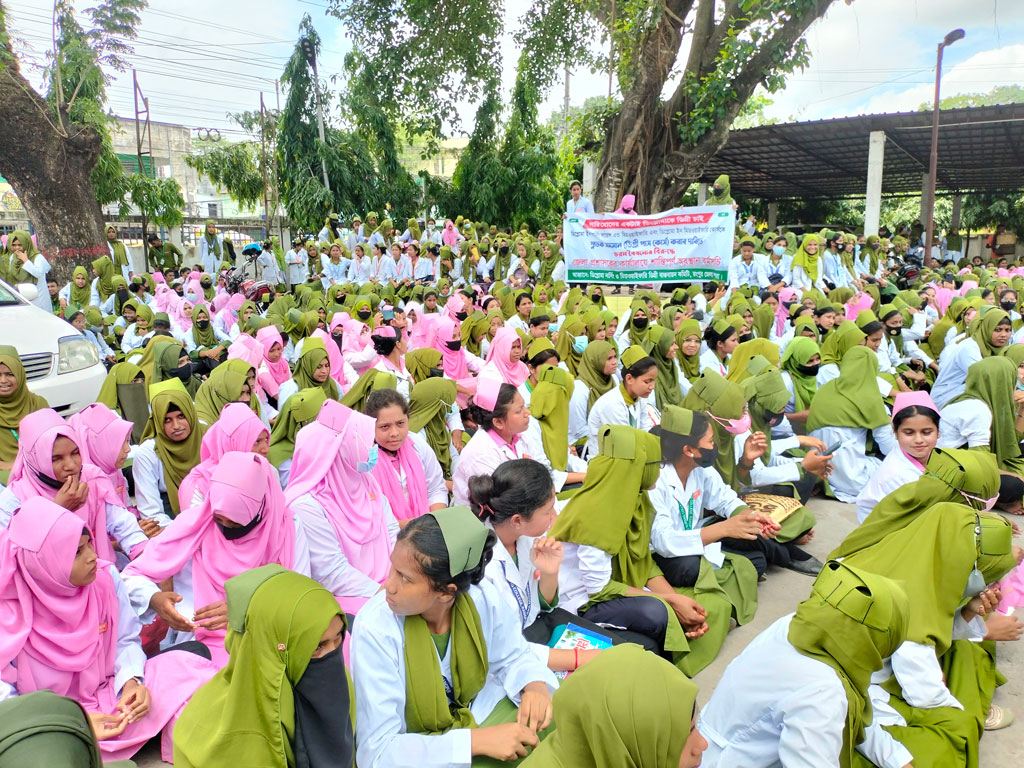 ডিগ্রি সমমানের দাবিতে ডিসি অফিসে অবস্থান কর্মসূচি