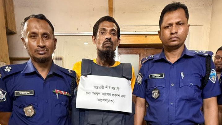 সীতাকুণ্ডে অস্ত্র, গুলিসহ শীর্ষ সন্ত্রাসী নলা কাশেম গ্রেপ্তার