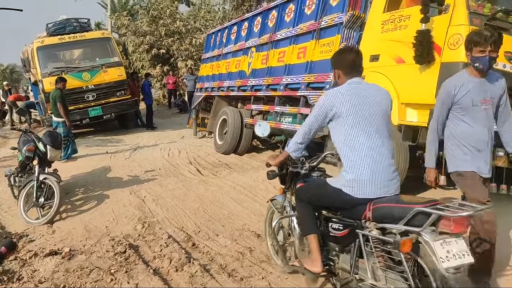 মহাসড়কে খানাখন্দ, দুর্ভোগ