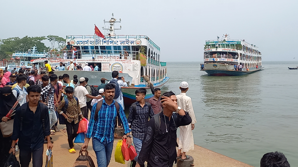 চাঁদপুরে লঞ্চে বাড়ি ফিরতে শুরু করেছে ঘরমুখী মানুষ