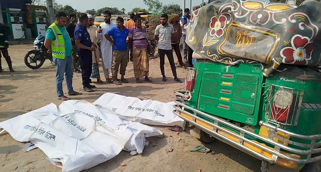 কুষ্টিয়ায় ট্রাকচাপায় অটোরিকশার ৫ যাত্রী নিহত