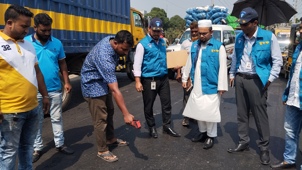 তাপদাহে সড়কের পিচ গলে যাওয়ার কারণ খুঁজছে দুদক