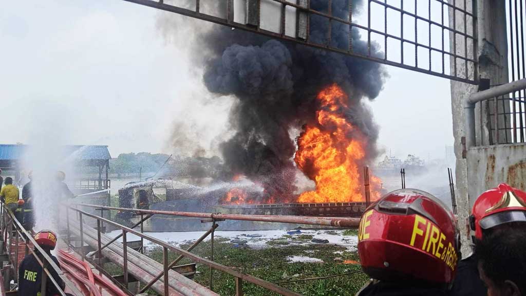 নারায়ণগঞ্জে জাহাজ বিস্ফোরণে আরও এক মরদেহ উদ্ধার, চলছে তদন্ত 