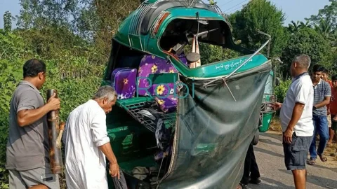 পানছড়িতে সিএনজি-মাহিন্দ্রার সংঘর্ষে শিশু নিহত, বিজিবি সদস্যসহ আহত ৩
