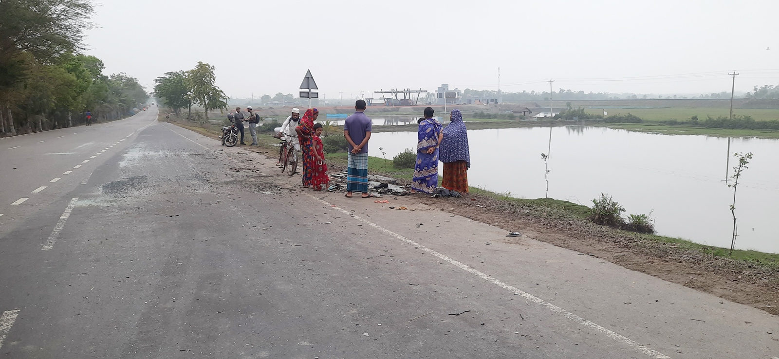 রক্তভেজা রাস্তায় পড়ে আছে শিশুর ফিডার, জুতা ও কাচের টুকরা
