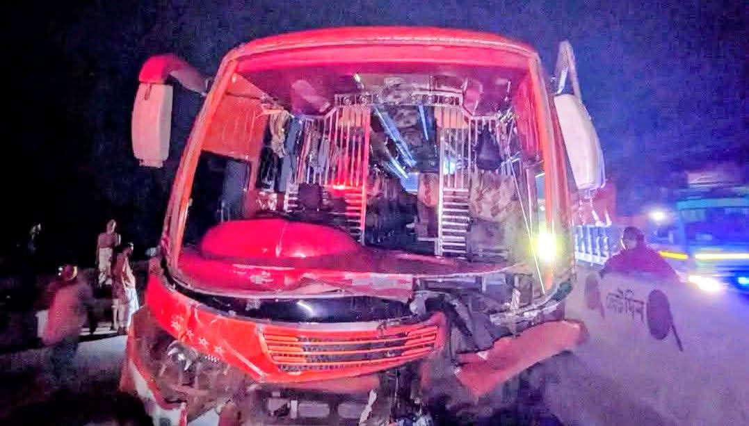 মধ্যরাতে বিকল ট্রাকে যাত্রীবাহী বাসের ধাক্কা, নিহত ২