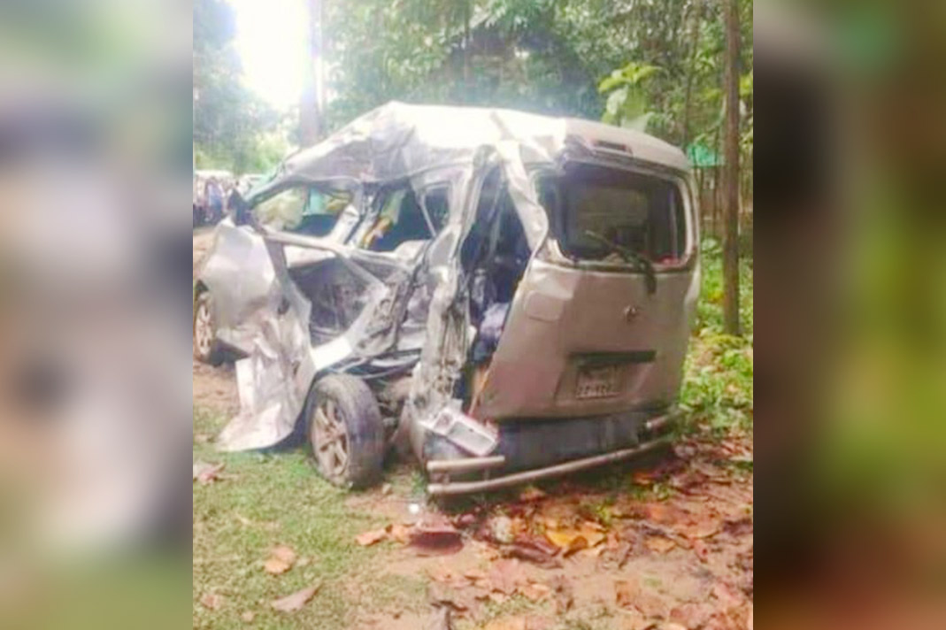 কক্সবাজারে বাসের ধাক্কায় দুমড়েমুচড়ে গেছে মাইক্রোবাস, নিহত ৫