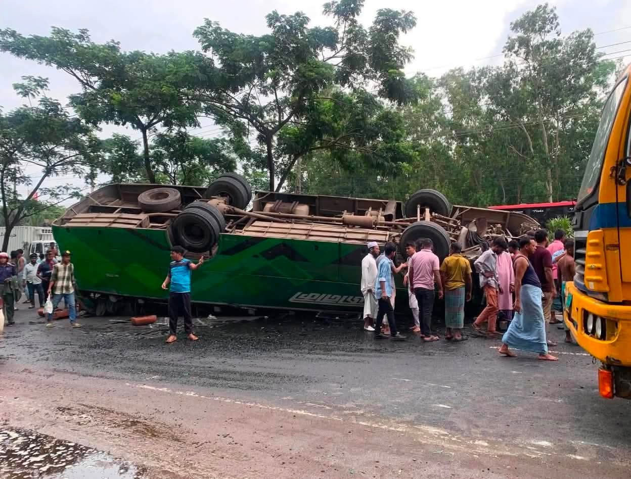সীতাকুণ্ডে যাত্রীবাহী বাস উল্টে নিহত ১, আহত ৬