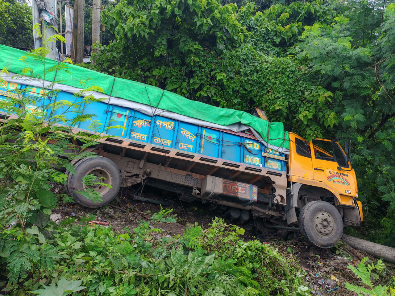 সোনারগাঁয়ে নিয়ন্ত্রণ হারিয়ে খাদে ট্রাক, পথচারী নিহত