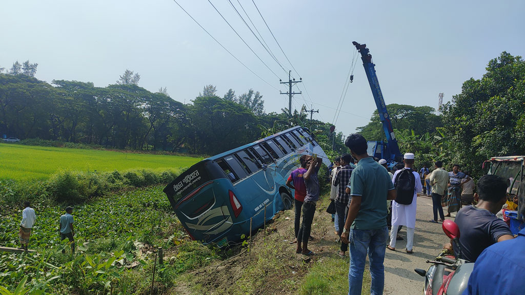 নোয়াখালীর সুবর্ণচরে নিয়ন্ত্রণ হারিয়ে বাস উল্টে আহত ১২