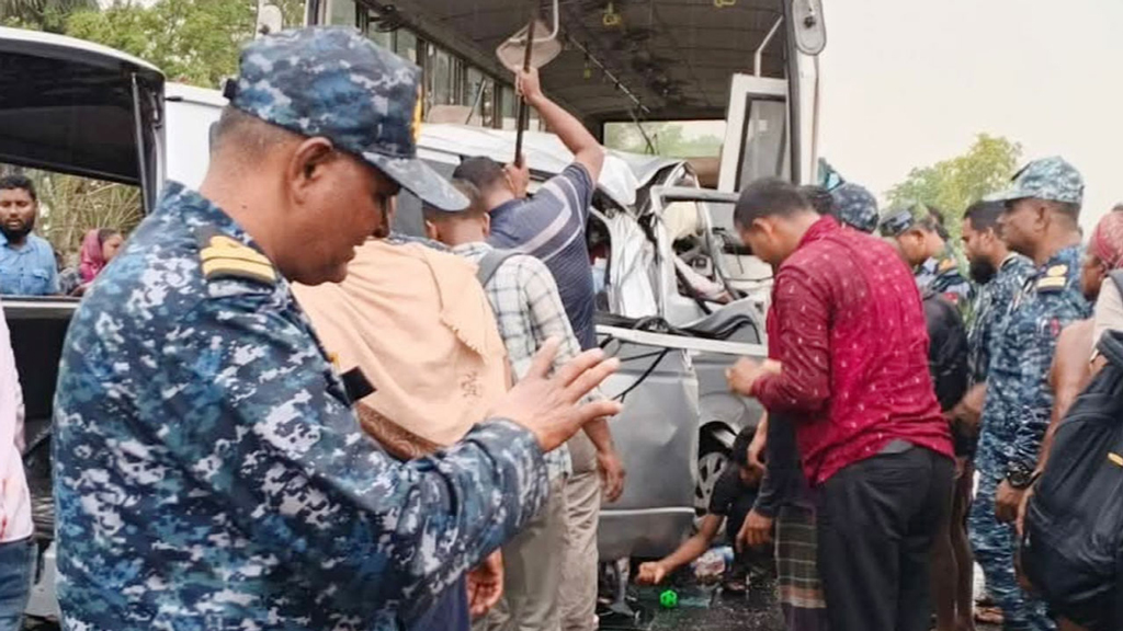 রামপালে নৌবাহিনীর বাস-মাইক্রোর সংঘর্ষ, দুই শিশুসহ নিহত ১০