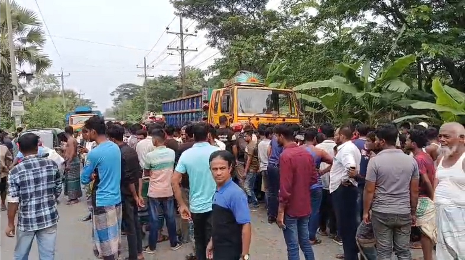 নোয়াখালীতে ট্রাক চাপায় দুই কলেজশিক্ষার্থীসহ নিহত ৫