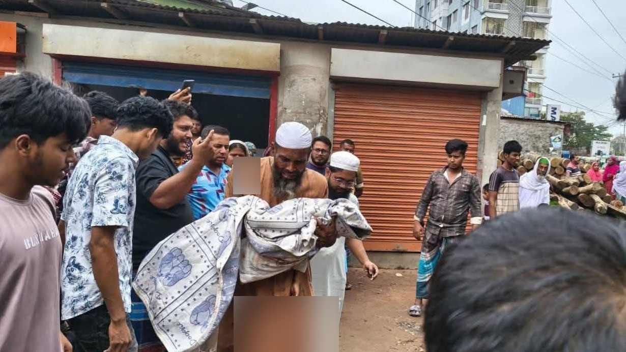 বাবার মোটরসাইকেল থেকে পড়ে যাওয়া শিশুকে থেঁতলে দিল কাভার্ডভ্যান