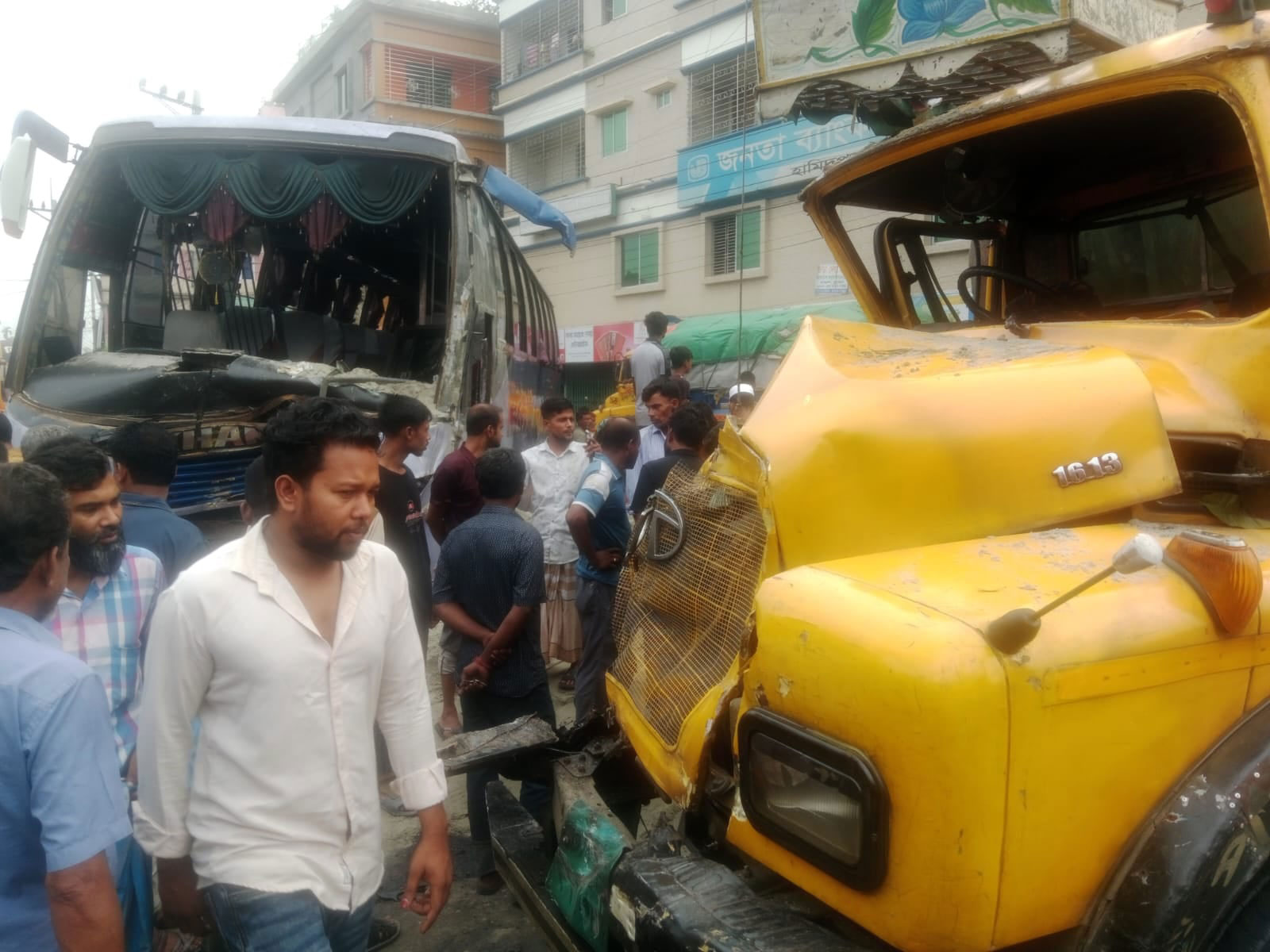 ঘাটাইলে বাস-ট্রাক মুখোমুখি সংঘর্ষে নিহত ২