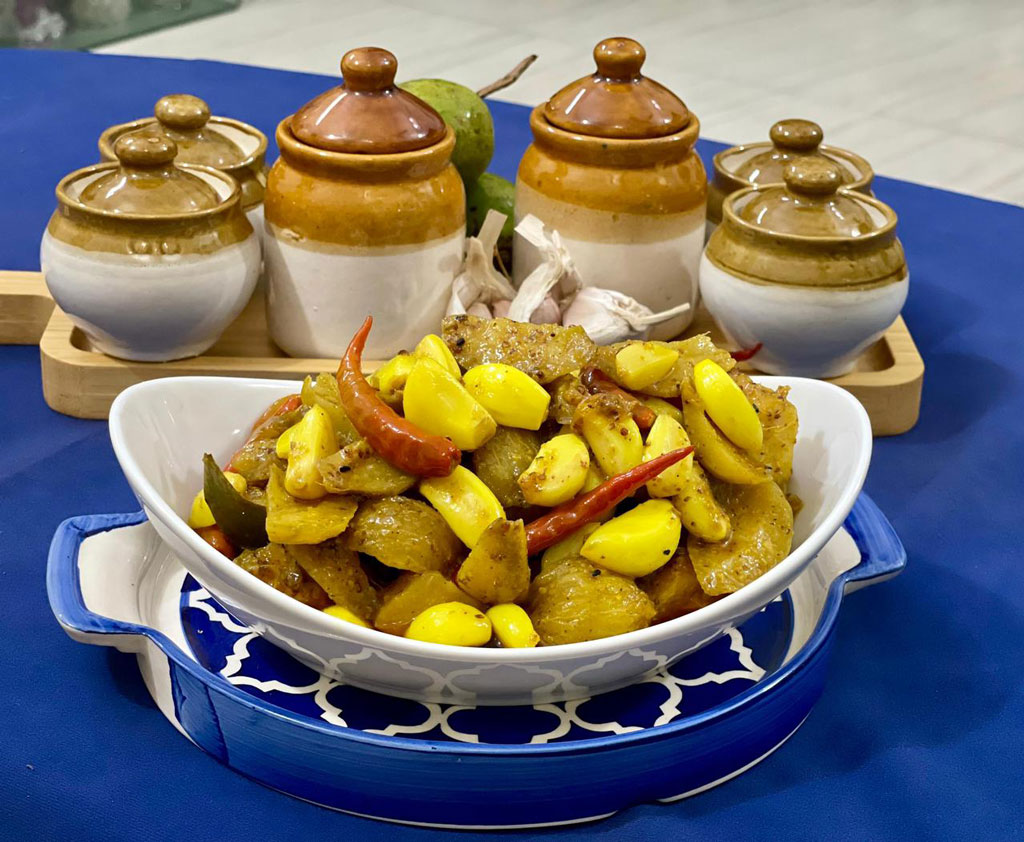 আমড়া-রসুনের টক ঝাল আচার