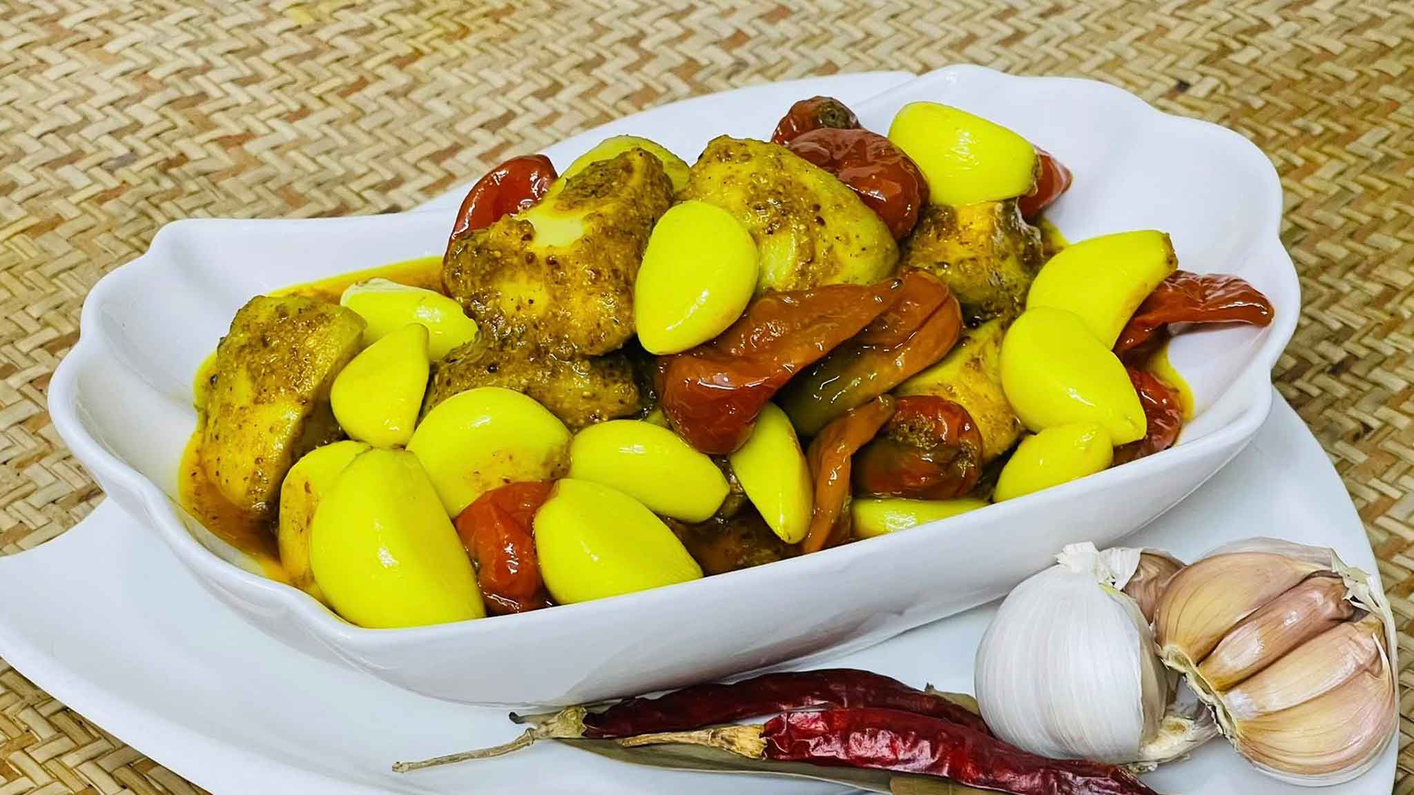 আম, রসুন ও বোম্বাই মরিচের আচার