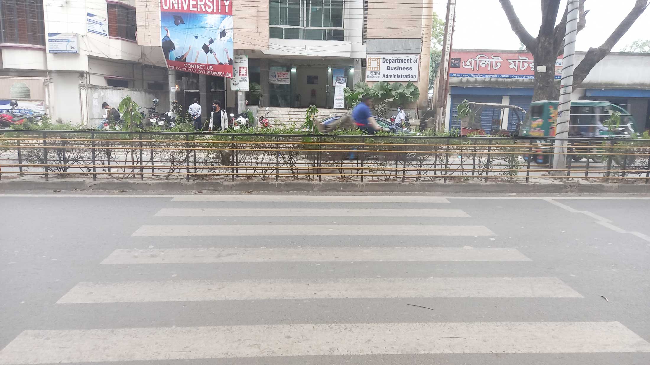 জেব্রা ক্রসিং আছে, নেই চলার পথ 
