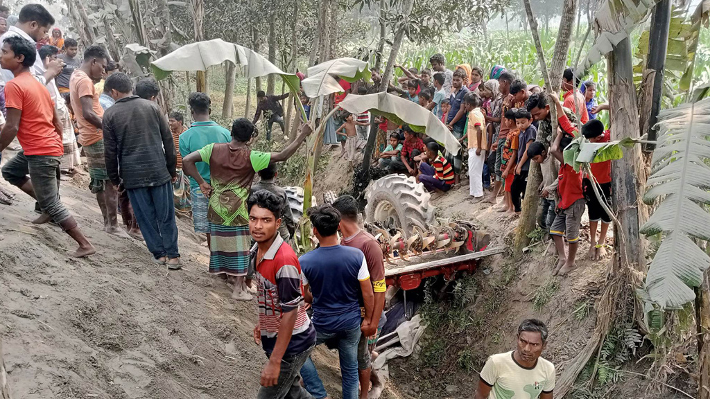 নীলফামারীতে ট্রাক্টর উল্টে চালকের মৃত্যু