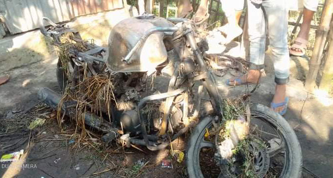 সদস্য পদপ্রার্থীর গাড়ি পুড়িয়ে দিল দুর্বৃত্তরা