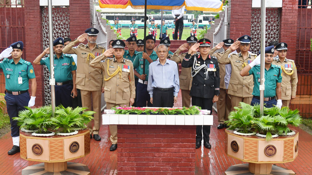 রাজারবাগ পুলিশ স্মৃতিসৌধে স্বরাষ্ট্র উপদেষ্টার শ্রদ্ধা