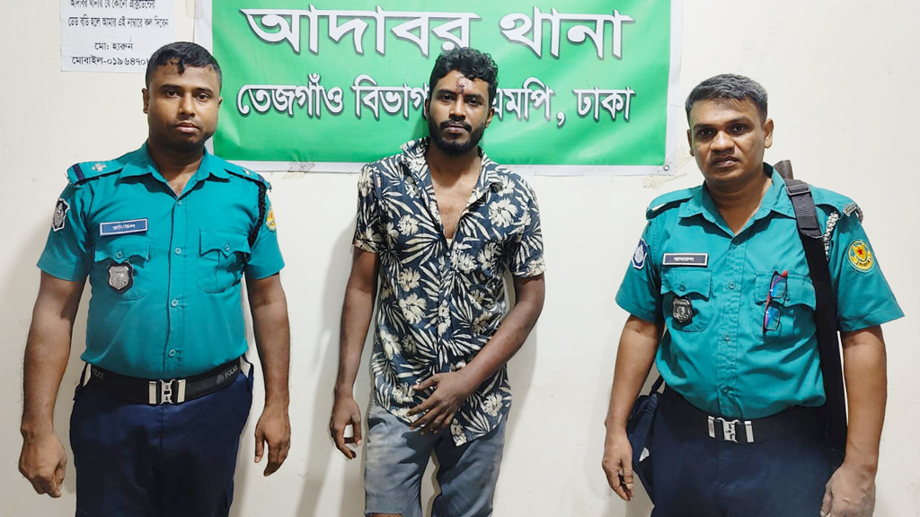 আদাবরে বাসে অগ্নিসংযোগের চেষ্টাকালে যুবক গ্রেপ্তার
