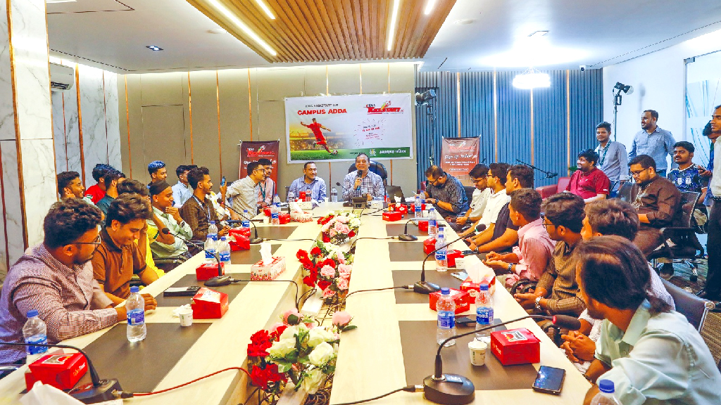 ফুটবল উন্মাদনায় তারুণ্যের আসর