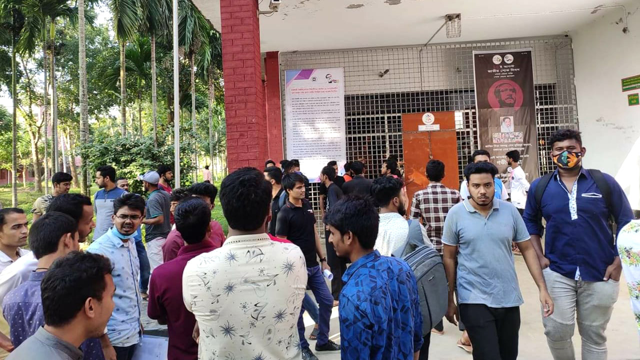 রাবিতে ভেতরে শিক্ষার্থীদের রেখেই পাঁচ কক্ষে তালা দিলেন ছাত্রলীগকর্মী