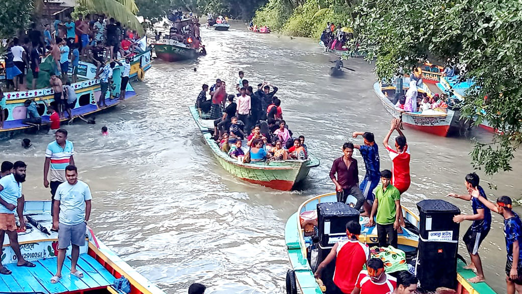 পর্যটকে মুখর ঝালকাঠির ভাসমান পেয়ারার হাট 