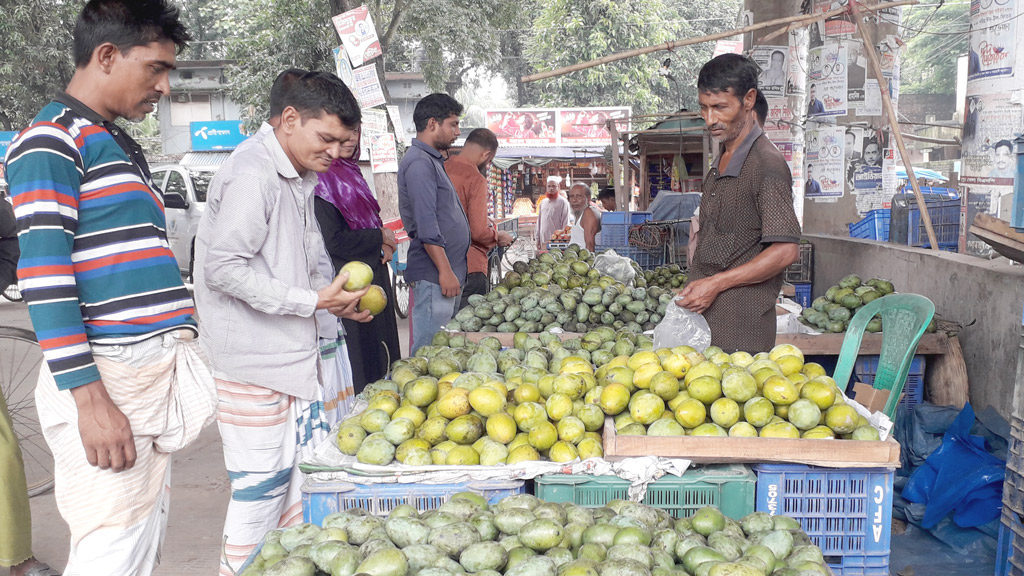 মিঠাপুকুরে বেড়েছে হাঁড়িভাঙার দাম