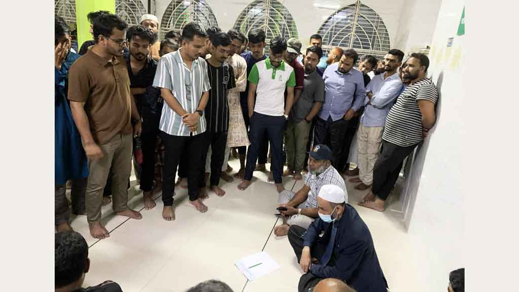 পুলিশের সহায়তায় ক্যাম্পাস ত্যাগ কুমিল্লা ভিক্টোরিয়ার অধ্যক্ষের