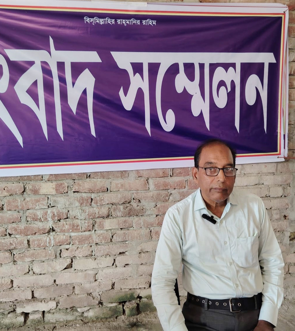 জোনাইল ডিগ্রি কলেজের প্রতিষ্ঠাকালীন অধ্যক্ষ আবুল আছর মো. শফিউজামানের সংবাদ সম্মেলন। আজ শুক্রবার সকালে তোলা। ছবি : আজকের পত্রিকা
