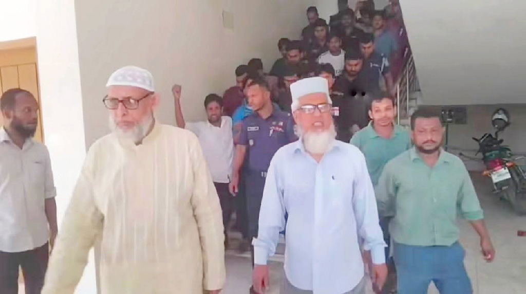মুচলেখা দিয়ে ক্যাম্পাস ছাড়লেন আনন্দ মোহন কলেজের ভারপ্রাপ্ত অধ্যক্ষ