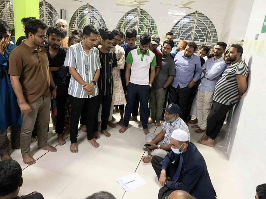 ভিক্টোরিয়া কলেজ মসজিদে অবরুদ্ধ অধ্যক্ষ আবুল বাসার ভূঞা। ছবি: আজকের পত্রিকা