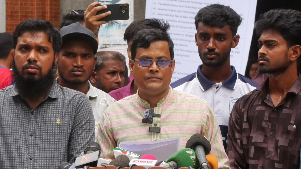 `বিশ্ববিদ্যালয় থেকে আমাকে সরাতে এসব মামলা করা হয়েছে'