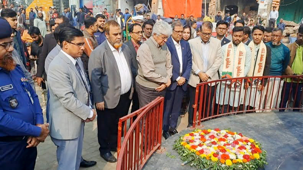 বগুড়ায় জুলাই শহীদদের প্রতি উপদেষ্টা আদিলুর রহমান খানের শ্রদ্ধা