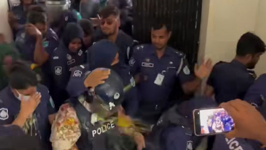 ৬ দিনের রিমান্ডে মমতাজ: প্রিজন ভ্যানে তোলার সময় ডিম ও জুতা নিক্ষেপ