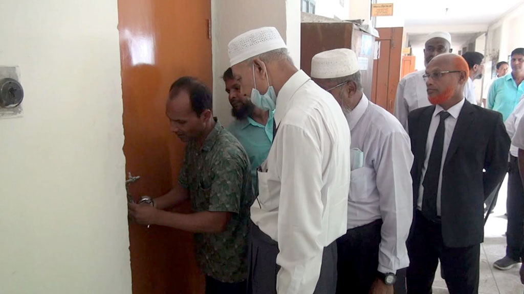 জামালপুরে পিপির অপসারণ চেয়ে কার্যালয়ে বিএনপিপন্থী আইনজীবীদের তালা